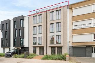 g&gt;Koksijde: Luxueus nieuwbouw penthouse met ruime terrassen vlak bij het centrum! <br />
<p><br />Ontdek dit stijlvolle penthouse in het gloednieuwe woonproject residentie Isabella, gelegen in het hart van Koksijde.<br />Deze moderne residentie bevindt zich op wandelafstand van winkels, restaurants en het strand, en combineert een centrale ligging met rust en privacy.<br />Met zijn eigentijdse architectuur, duurzame materialen en oog voor detail biedt Residentie Isabella een exclusieve woonervaring aan de Belgische kust.<br /><br /><br /><strong>Indeling:</strong><br />Inkomhal, gastentoilet, berging, badkamer met dubbele wastafel in meubel, douche en aansluiting voor wasmachine, ruime leefruimte met open keuken en twee aangrenzende terrassen, waarvan één zongericht, 2 volwaardige slaapkamers.<br /><br /><br /><strong>Troeven:</strong></p>
<ul><li>Kleinschalig en rustig wonen met slechts 9 appartementen.</li><li>Optimale geluidsisolatie voor extra privacy.</li><li>Moderne energie-efficiëntie en ventilatiesysteem.</li><li>ruime terrassen.</li><li>Ondergrondse verdieping met parkeerplaatsen en bergingen.</li></ul>
<br /><strong>Meer informatie?</strong> Contacteer Christian op 058 51 23 23.