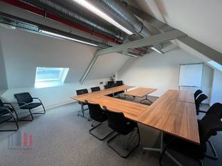 Espace de bureau à louer de 79 m², exceptionnellement accessible et prêt à être emménagé. Cet espace de bureau moderne est idéalement situé avec une connexion directe au R4, à seulement 1 km.<br />Grâce à cet emplacement stratégique, vous bénéficiez d'un accès facile à Eeklo, Gand-Zeehaven, l'E40 (Bruxelles/Ostende-Bruges) et l'E17 (Gand-Anvers). En cinq minutes de voiture, vous pouvez rejoindre les principales artères.<br /><br />Les bureaux font partie du prestigieux Axxes Business Center, un complexe accueillant et professionnel offrant un large éventail de facilités. La pièce maîtresse du complexe est une place centrale magnifiquement entretenue avec un jardin. Le complexe dispose de salles de réunion, d'un restaurant et d'un local à vélos sécurisé. Il y a de nombreuses possibilités de stationnement avec un ratio de 1 place pour 26 m² et 58 points de recharge pour les véhicules électriques.<br />Les espaces de bureaux sont clés en main et disponibles immédiatement. Si vous le souhaitez, d'autres surfaces de bureaux sont également disponibles, entièrement adaptées à vos besoins spécifiques.<br /><br />Vous êtes intéressé ? Contactez PANORAMA B2B GENT KANTOREN dès aujourd'hui au 0477 44 39 30 et planifiez une visite sans engagement pour découvrir par vous-même cet emplacement unique.<br /> 