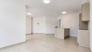 <span><span>In Residentie Het Zonnig Hoekje bevindt zich dit prachtige appartement op een rustige, groene locatie in het centrum van Diksmuide, op wandelafstand van de Grote Markt.<br /><br />Het appartement heeft een bewoonbare oppervlakte van circa 78 m² en beschikt over een aangename, lichtrijke leefruimte met aansluitend een zonnig terras van ruim 7 m².<br /><br />Indeling: inkomhal, apart toilet (met spoeling via regenwater), woonkamer met aansluitend terras, keuken, praktische berging, één ruime slaapkamer en badkamer.<br /><br /><u>Troeven:</u></span></span>
<ul>
<li><span><span>Rustige ligging op wandelafstand van het centrum;</span></span></li>
<li><span><span>Ruim en lichtrijk appartement;</span></span></li>
<li><span><span>Zonnig terras aansluitend aan de woonkamer;</span></span></li>
<li><span><span>Energiezuinig dankzij warmtepomp en zonnepanelen;</span></span></li>
<li><span><span>Vloerverwarming en mogelijkheid tot koeling in de zomer;</span></span></li>
<li><span><span>Gemeenschappelijke fietsenstalling.</span></span></li>
</ul>
<span><span>Interesse? Contacteer ons gerust voor meer informatie of om een bezoek ter plaatse in te plannen!</span></span>
