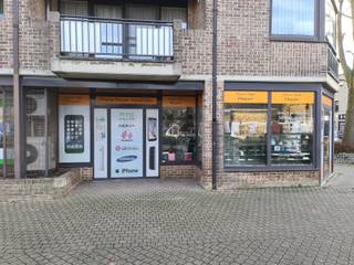 In het centrum van Houthalen en kort aan de op- en afritten van de E314 snelweg vinden we in de Vredelaan dit modern pand terug. Het winkelpand...