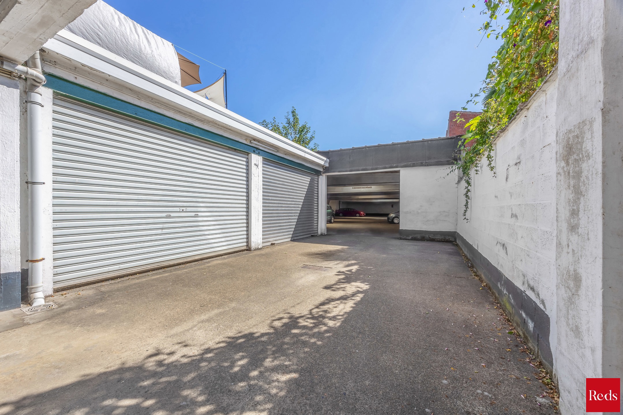 goed gelegen opbrengsteigendom : afgesloten magazijn of autostaanplaatsen (480m²) - foto 4
