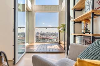Ontdek dit lichtrijke en luxueus afgewerkte 2-slaapkamerappartement op de 11de verdieping van de Léon Stynenstraat 70, in het hart van het bruisende Nieuw Zuid. Vanuit elke ruimte geniet je van een adembenemend panoramisch vergezicht over het Zuidpark, de Schelde, het Justitiepaleis en de iconische skyline van Antwerpen.<br />De ruime leefruimte met volledig ingerichte designkeuken straalt klasse uit dankzij de stijlvolle afwerking in fineerparket en de aangename vloerverwarming die over het volledige appartement is doorgetrokken. Uniek aan deze woning zijn de twee grote terrassen — een zonneterras voor de zomer en een beschut winterterras — waar je het hele jaar door in alle rust kunt genieten van het wijdse uitzicht over de stad en haar herkenbare landmarks. Verder beschikt het appartement over twee volwaardige slaapkamers met panoramisch uitzicht, een moderne badkamer met kwaliteitsmaterialen, en een aparte technische berging uitgerust met wasmachine, droogkast en ventilatiesysteem. De sanitaire ruimtes zijn afgewerkt met onderhoudsvriendelijke keramische vloertegels. Dit comfortabele, energiezuinige en kwalitatieve appartement biedt een uitzonderlijke woonbeleving op een absolute toplocatie in Antwerpen.Mogelijkheid tot aankoop van een autostaanplaats (€37.000). Ruime privatieve kelder inbegrepen.