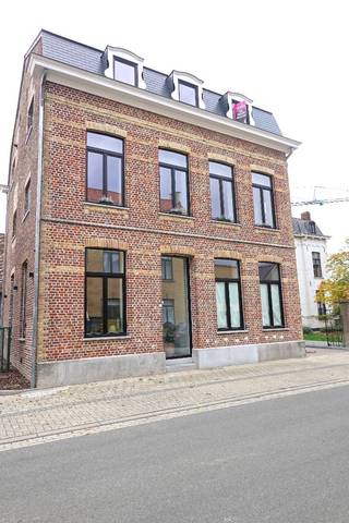 In het hart van Vleteren, in het prachtig gerenoveerde voormalige gemeentehuis bevindt zich dit uitzonderlijke appartement.Het appartement is...