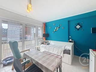 Deze verzorgde studio is ideaal gelegen in het hart van Westende-Bad, op wandelafstand van de zee, het strand en de winkels. Dankzij de grote raampartijen geniet de studio van veel natuurlijk licht en een aangename sfeer.<br /><br />De leefruimte is praktisch ingericht met een slaaphoek, een eethoek en een compacte maar functionele keuken. De keuken is uitgerust met onder andere een oven en koffiemachine en biedt voldoende opbergruimte.<br /><br />Aansluitend bevindt zich een douche die discreet geïntegreerd is in de leefruimte, vlak bij de keuken. Het toilet is apart, wat extra comfort biedt.<br /><br />Verder beschikt de studio over een verzorgde afwerking en een efficiënte indeling, waardoor elke vierkante meter optimaal wordt benut. Ideaal als tweede verblijf aan zee, investering of compacte woonoplossing.