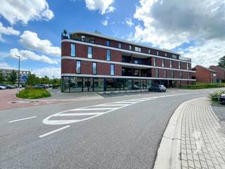 <p><span>Bent u op zoek naar een polyvalente commerciële ruimte op een strategische locatie? Dan is dit casco handelspand in Herent absoluut een bezoek waard.</span></p><p><span>Met een oppervlakte van 116,8 m² biedt deze commerciële ruimte tal van mogelijkheden voor uiteenlopende activiteiten. Dankzij de casco afwerking kunt u het pand volledig naar eigen smaak en volgens de specifieke behoeften van uw onderneming inrichten. Verkiest u een instapklare oplossing? Dan kan de ruimte, in overleg met de huidige eigenaar en tegen een meerprijs, afgewerkt worden.</span></p><p><span>Een extra pluspunt is dat ook de naastgelegen handelsruimte te koop staat. Hierdoor krijgt u de unieke kans om beide panden samen te voegen tot één ruime commerciële unit, wat extra mogelijkheden creëert.</span></p><p><span>Bovendien bestaat de mogelijkheid om één of twee ondergrondse staanplaatsen aan te kopen. Dankzij de gunstige ligging in Herent vormt dit pand een interessante opportuniteit.</span></p><p><span>Interesse? Neem vrijblijvend contact op via 016 15 31 15 of stuur een e-mail naar info@immolivit.be voor meer informatie of om een bezoek in te plannen.</span></p>