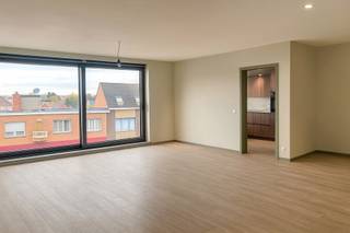 Nabij het centrum van Putte vinden we dit volledig gerenoveerde en instapklare appartement met drie slaapkamers en een garagebox. De...