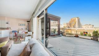 Op de vijfde verdieping in de Lippenslaan, op wandelafstand van zee en strand, bieden wij deze penthouse met twee slaapkamers en grote terrassen te koop aan. Gelegen in het bruisende hart van Knokke, geniet u van alle comfort met tal van winkels, restaurants en voorzieningen binnen handbereik.<br /><br />Indeling:<br />Inkomhal met toilet, leefruimte met toegang tot terras vooraan, keuken, berging/wasplaats, badkamer, twee slaapkamers, tweede terras achteraan.<br /><br />Nieuwe gascondensatieketel werd geplaatst.<br /><br />Kelderberging, fietsenstalling en vuilnislokaal.<br /><br />Mogelijkheid tot aankoop van een parkeerplaats in het gebouw. <br /><br />Onderworpen aan de renovatieverplichting van de Vlaamse overheid voor residentiële gebouwen.<br /><br />Bezoeken? Graag na afspraak met Avantimmo op het nummer 050 62 50 55