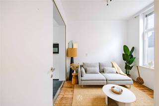 <p><span>Gand - </span><span>Belle maison de démarrage avec 3 chambres à coucher dans un endroit pratique près de Coupure </span></p><p><span> </span></p><p><span>Principaux atouts :</span></p><ul><li><span>3 chambres spacieuses</span></li><li><span>Présence d'une petite cour</span></li><li><span>Proximité des commerces, écoles et transports en commun</span></li><li><span>Facilité d'accès près du centre ville</span></li><li><span>Electricité conforme, pas d'amiante</span></li><li><span>Parquet d'origine</span></li><li><span>Salle de bain spacieuse</span></li></ul><p><span> </span></p><p><span>Voici à quoi ressemble l'aménagement :</span></p><p><span>Hall d'entrée, espace de vie avec cuisine, petit cellier et débarras</span></p><p><span> </span></p><p><span>Etage</span></p><p><span>3 chambres spacieuses, salle de bains avec douche, toilettes, double lavabo</span></p><p><span> </span></p><p><span>Important :</span></p><p><span>EPC : 248 kWh/m²</span></p><p><span>Prix indicatif 420.000 euros</span></p><p><span> </span></p><p><span>Contactez l'agence immobilière Axel Lenaerts pour plus d'informations au </span><span>09 245 24 24</span><span> ou hannelore@axellenaerts.be</span></p><p><span> </span></p>