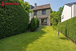 <p><strong>Halfopen woning met 4 slaapkamers</strong><br />Deze woning is rustig gelegen in een mooie, residentiële wijk in Meise, op korte afstand van het centrum, scholen,het openbaar vervoer en het prachtige park met zijn rustgevende vijver. De woning biedt een aangename,groene leefomgeving en beschikt over een zeer ruime garage, ideaal voor extra opslag of werkruimte. De bovenste verdieping is reeds volledig afgewerkt en herbergt momenteel een volwaardige slaapkamer, met het potentieel om hier eenvoudig een tweede extra slaapkamer te creëren. Aanpalende gemeenten zoals Grimbergen, Wemmel, Merchtem, Londerzeel, Kapelle-op-den-Bos en Wolvertem zijn zeer makkelijk bereikbaar.<br /><strong>Belangrijkste ruimtes:</strong><br />• Lichte woonkamer met een praktische indeling.<br />• Keuken voorzien van een dubbele spoelbak, dampkap en kookplaat.<br />• 4 slaapkamers (17 m², 11 m², 9 m² en een kamer op de bovenverdieping).<br />• Volledig afgewerkte multifunctionele bovenverdieping (47 m²), direct te gebruiken als slaapkamer en met ruimte voor een extra kamer.<br />• Badkamer uitgerust met een douche, ligbad, toilet, dubbele wastafel en mengkraan.<br />• Ruime garage met automatische poort, verlichting, elektriciteit en verwarmingsketel.<br />• Praktische kelder voor extra opslag.<br /><strong>Troeven:</strong><br />• Uitstekend gelegen in een rustige, mooie en residentiële wijk omgeven door groen.<br />• Zeer ruime garage met automatische poort en veel opslag- of werkruimte.<br />• Volledig afgewerkte bovenverdieping met directe slaapkamer en uitbreidingsmogelijkheden.<br /><br />Wens je een bezoek? Contacteer dan ERA LEUS &amp; TOYE via 02/335.11.12 en plan een afspraak met Thierry Van Campenhout.</p>