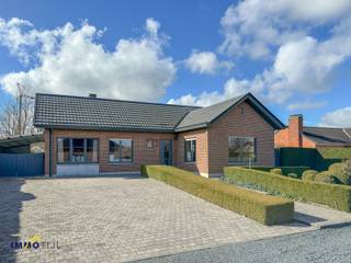 Deze gelijkvloerse bungalow is gelegen op een prachtig zuidwestgericht perceel en combineert comfort, ruimte en een uitstekende ligging.Op het...