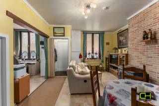 In het pittoreske Lembeke, bekend om zijn gezellige dorpskern en de prachtige Lembeekse bossen, bevindt zich deze woning met heel wat potentieel. Dankzij de centrale ligging geniet je van een vlotte bereikbaarheid naar zowel lokale voorzieningen als de nabijgelegen invalswegen richting Eeklo en Gent. <br /><br />De woning is functioneel ingedeeld met een inkomhal, woonkamer, keuken en badkamer. Op de eerste verdieping zijn er twee slaapkamers aanwezig. Verder beschikt het pand over een kelder, toilet, berging en buitenberging. Achteraan de woning kan je genieten van een terras en een tuin met toegang langs de zijkant. <br /><br />Garage en carport kan afzonderlijk aangekocht worden t.b.v. 15.000,00 euro. <br /><br />Wenst u een bezoek of meer informatie? Contacteer ons via 09 395 05 40 of verkoop@concept-home.be 