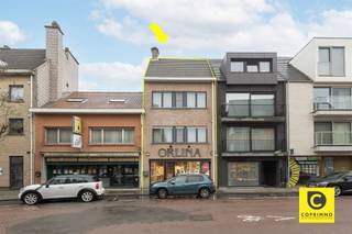 <p><span>Unieke Kans voor Wonen en Werken in Aartselaar!</span></p><p><span> </span></p><p><span> </span></p><p><span>Dit pand biedt een uitstekende gelegenheid om wonen en werken te combineren, gelegen in het bruisende hart van Aartselaar. Met een totaal van 226 m² bruikbare ruimte (cfr EPC) is het perfect geschikt voor commercieel gebruik, met de mogelijkheid om boven de werkruimte te wonen.</span></p><p><span> </span></p><p><span>Indeling van het pand:</span></p><ul><li><span>Gelijkvloers</span><span>: De professioneel ingerichte commerciële ruimte beschikt over een moderne en lichte verkoopruimte. De ruimte heeft een uitnodigende entree met een houten balie en biedt toegang tot een achterliggende werkzone. De ruime etalage biedt uitstekende zichtbaarheid voor uw bedrijf, en er is een grote tuin aanwezig die ook via het gelijkvloers toegankelijk is.</span></li><li><span>Eerste verdieping</span><span>:</span><span> </span><span>Een lichtrijke living van ongeveer 162 m² (cfr EPC-attest) biedt ruimte voor ontspanning en gezinsleven. De living heeft directe toegang tot de volledig geïnstalleerde gesloten keuken.</span></li><li><span>Tweede verdieping</span><span>: Hier vindt u twee ruime slaapkamers, een badkamer, en een apart toilet.</span><span> </span></li><li><span>Zolder</span><span>: De zolder biedt talloze mogelijkheden voor extra kamers, zoals een extra slaapkamer, badkamer of ruime opbergruimte.</span></li></ul><p><span>Extra voordelen:</span></p><ul><li><span>Commerciële ruimte op het gelijkvloers en een ruime duplex erboven.</span></li><li><span>Gelegen in de winkelstraat van Aartselaar (een toplocatie!).</span></li><li><span>Grote etalage die uw bedrijf zichtbaar maakt.</span></li><li><span>Veel natuurlijk licht door het hele pand.</span></li><li><span>Ruime zolder met veel potentieel.</span></li><li><span>Basisakte aanwezig en een solide betonconstructie.</span></li></ul><p><span> </span></p><p><span>Conclusie:</span><span><br /></span><span>Dit pand is de ideale keuze voor ondernemers die wonen en werken willen combineren op één locatie, of voor investeerders op zoek naar een veelzijdige ruimte die zowel commercieel als residentieel kan worden benut. Grijp deze unieke kans!</span></p><p><span> </span></p>