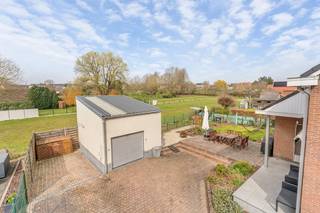 Deze instapklare woning is gelegen in het landelijke Bertem, op fietsafstand van Leuven en in de nabijheid van scholen, winkels, openbaar vervoer en de op- en afritten van de E314 en E40. Een ideale combinatie van rust, bereikbaarheid en comfort.<br /><br />Op de gelijkvloerse verdieping kom je binnen via de inkomhal met afzonderlijk gastentoilet. De woning biedt hier een volwaardige woonindeling, met een lichtrijke leefruimte en een open keuken, een praktische wasberging, twee slaapkamers (waarvan één momenteel ingericht als bureau) en een badkamer. Hierdoor is gelijkvloers wonen perfect mogelijk.<br /><br />Via de vaste trap bereik je de eerste verdieping, waar de overloop toegang geeft tot een bureauruimte voorzien van ingemaakte kasten, de master bedroom met dressing, een tweede badkamer en een extra zolderkamer.<br /><br />Langs de linkerzijde van de woning bereik je via een automatische poort de ruime oprit, waar plaats is voor meerdere wagens. Daarnaast is er een afzonderlijk garagegebouw, ideaal voor het stallen van fietsen en tuinmateriaal. Achteraan geniet je van een gezellig terras en een tuin met open zicht op de achterliggende weide — een echte troef voor wie houdt van rust en groen.<br /><br />De woning is bovendien uitgerust met tal van comfort- en energiebesparende voorzieningen, waaronder gevulde spouwmuren, een kruipkelder, een vernieuwd dak met isolatie (2010), een recente gasketel (2015), 24 zonnepanelen en een elektrische zonneboiler van 300 liter.<br /><br />Lijkt deze instapklare woning op een top-locatie echt iets voor jou? Aarzel dan niet en contacteer ons vandaag nog voor een bezoek ter plaatse via Jan Schrijvers via 0495 18 95 81 of janschrijvers@immojanstas.be.<br /><br />Bijkomende info (EPC, bodemattest, stedenbouwkundige inlichtingen,...) kan U hieronder downloaden ↓.