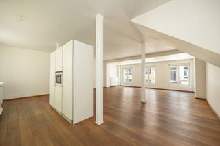 <p><strong>Stijlvol loftappartement op een AAA-locatie in het historische hart van Antwerpen</strong></p>
<p>Midden in het bruisende hart van Antwerpen, op wandelafstand van de Groenplaats, de Grote Markt, de Wilde Zee, de Meir en het Zuid, bevindt zich dit unieke loftappartement. Een ideale uitvalsbasis voor wie houdt van het stadsleven, met gezellige restaurants, trendy boetieks, terrasjes en cultuur letterlijk om de hoek.</p>
<p>Via de trap of lift bereikt u dit karaktervolle appartement, waar u meteen wordt verwelkomd in een praktische inkomhal met gastentoilet. Vervolgens opent zich een indrukwekkende leefruimte van circa <strong>70 m²</strong>, die dankzij de uitzonderlijke plafondhoogte, de industriële architectuur en de grote raampartijen een heerlijk loftgevoel uitstraalt. De warme parketvloer en overvloedige natuurlijke lichtinval creëren een eigentijdse en gezellige sfeer, ideaal om te ontspannen of vrienden te ontvangen.</p>
<p>De volledig ingerichte keuken sluit naadloos aan op de leefruimte en is voorzien met kwalitatieve Siemens-inbouwtoestellen, waaronder een vaatwasser, koelkast, vriezer en combi-oven. De aansluitende berging met voorzieningen voor een wasmachine en droogkast zorgt voor extra praktisch comfort.</p>
<p>De ruime slaapkamer vormt een aangename en rustige plek om tot rust te komen met daarnaast een stijlvolle badkamer, uitgerust met een douche, lavabo in meubel en handdoekradiator.</p>
<p>Ook technisch scoort dit appartement uitstekend. Het beschikt over een individuele condenserende gasketel, dubbele en HR-beglazing, een lift in het gebouw, een gunstig <strong>EPC-label B</strong> en is bovendien <strong>asbestvrij</strong>.</p>
<p>Dit appartement is de perfecte keuze voor jonge professionals, starters of investeerders die op zoek zijn naar een instapklare woonst met karakter, veel licht en een absolute topligging in het historische centrum van Antwerpen.</p>
<p><strong>Troeven</strong></p>
<ul>
<li>AAA-locatie in het historische centrum van Antwerpen</li>
<li>Op wandelafstand van de Groenplaats, Grote Markt, Wilde Zee, Meir en het Zuid</li>
<li>Karaktervol loftgevoel met industriële uitstraling</li>
<li>Indrukwekkende leefruimte van ca. 80 m²</li>
<li>Uitzonderlijke plafondhoogte en overvloedige lichtinval</li>
<li>Volledig ingerichte keuken met Siemens-inbouwtoestellen</li>
<li>Ruime slaapkamer van ca. 17 m²</li>
<li>Praktische berging met aansluiting voor wasmachine en droogkast</li>
<li>Lift aanwezig</li>
<li>EPC-label B</li>
<li>Asbestvrij</li>
<li>Ideaal als eigen woonst of investering</li>
</ul>
<p><br />Voor meer informatie en/of een bezichtiging ter plaatse, contacteer Sigalit op 0475/66.84.74 of via sigalit@reds.be</p>