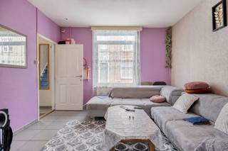 Zoek je een fijne, instapklare basis vlakbij Gent? Dit gezellige rijhuis in Sint-Amandsberg biedt een mooie balans tussen comfort en potentieel. Hier beschik je over alle praktische elementen voor een fijn stadsleven, met een totale bewoonbare oppervlakte van 122 m².De woning is meteen perfect bewoonbaar, maar je kan indien gewenst gerust wat opfrissen en personaliseren! En dankzij het gunstige EPC-label B zeer energiezuinig. Ook de vlotte verbinding met het stadscentrum van Gent en de vele voorzieningen (winkels, recreatie, horeca...) zijn een absolute troef! INDELING:Gelijkvloerse verdieping:- inkomhal met toegang tot leefruimte en kelder- aangename woon- en eetkamer- aanpalende keuken - tuinEerste verdieping:- 2 slaapkamers- badkamer met lavabo, toilet, doucheTweede verdieping:- 1 slaapkamer- bergruimteKom je zelf ontdekken waarom dit huis dat wij te koop aanbieden in Sint-Amandsberg de perfecte nieuwe thuis voor u is? Dat kan op de kijkdag op afspraak!De eigendom wordt aangeboden via de Pre-sale formule. Van 20/06/2026 om 09:00 tot 22/06/2026 om 12:00 kan u de woning op afspraak komen bezichtigen en een bod uitbrengen. De vermelde prijs is een instelprijs. Voor meer info, gelieve contact op te nemen met de dossierverantwoordelijke.Bestuursmaatregelen in het maatregelenregister: nee