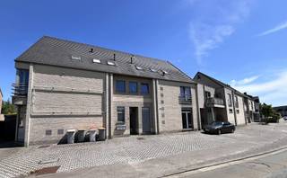 Gunstig gelegen investeringsproject in het centrum van As.Het betreft een appartementencomplex bestaande uit een handelsgelijkvloers, kantoor en...