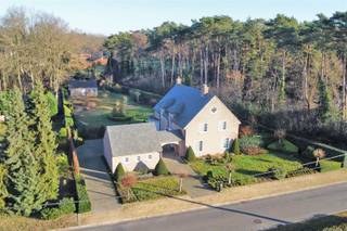 In een doodlopende straat bevindt zich deze goed onderhouden en tijdloze villa, omgeven door een uitgestrekte parktuin van ongeveer 41 are. De...