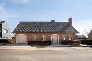 Klassevolle, zeer goed onderhouden woning met o.a. een bewoonbare oppervlakte van 250 m² (exclusief kelder), 5 slaapkamers (6 mogelijk),...