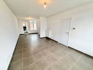 Instapklare moderne woning met 4 slaapkamers te koop.<br /><br /><strong>Indeling:</strong><br />inkomhal, toilet, living, keuken, terras, kelder, berging<br />1ste verdiep: 2 slaapkamers en badkamer<br />2de verdiep: 2 slaapkamers<br /><br /><strong>pluspunten:</strong>
<ul><li>elektriciteit conform</li><li>gunstig EPC</li><li>zuidgerichte tuin</li><li>modern ingericht</li></ul>
Dit is een vanafprijs.