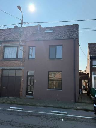 Gerenoveerde halfopen bebouwing met landelijke liggingDeze rustig gelegen woning geniet van een uitstekende bereikbaarheid, met een vlotte...