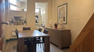 Op zoek naar een gezellige plek om met vrienden samen te wonen?<br /><br />Welkom in deze ruime en lichtrijke woning op een uitstekende ligging in Leuven. Je woont hier midden in het bruisende centrum, vlak bij verschillende faculteiten, sportfaciliteiten, winkels, supermarkten en tal van eet en drinkgelegenheden. Alles wat je nodig hebt, ligt dichtbij!<br /><br />Je komt binnen via de inkomhal, waar zich een extra ruimte bevindt die dienst kan doen als fietsenberging of thuiskantoor. Aansluitend bevindt zich de lichte leefruimte met inbouwkasten, die uitgeeft op een volledig ingerichte keuken met ingebouwde oven, frigo met diepvriesvak, dubbele wastafel, keramische kookplaat en dampkap. Naast de keuken is er een apart toilet met bijkomende opbergruimte. Op de <strong>eerste verdieping</strong> bevindt zich één bemeubelde slaapkamer en een badkamer ingericht met douche, kasten, dubbel lavabomeubel met spiegel en toilet. De <strong>tweede verdieping </strong>telt twee ruime slaapkamers.<br />Op de zolder bevindt zich de vierde slaapkamer, voorzien van een eigen lavabomeubel en een afgescheiden slaapgedeelte. Buiten beschikt de woning over een ruim <strong>terras </strong>en een omheinde <strong>stadstuin</strong> van [<strong>106m</strong>²]!<br /><br />CO-HOUSING IN DEZE WONING IS TOEGESTAAN MAAR NIET VOOR STUDENTEN (TENZIJ ONDER VOLGENDE VOORWAARDEN):<br />https://www.leuven.be/co-housing-samenhuizen<br /><br />De woning is beschikbaar vanaf 1 oktober 2026 en heeft een maandelijkse huurprijs van 1575 euro. De nutsvoorzieningen (gas, elektriciteit en water) zijn voor eigen rekening.<br /><br />Neem gerust contact met ons op voor verdere informatie of om een bezichtiging te regelen, via telefoon op 016 23 90 81 (elke weekdag bereikbaar tussen 10u en 13u), of maak zelf een afspraak via onze handige online agenda onder 'bezoekmoment kiezen'. Dit is een geweldige kans die u niet wilt missen!