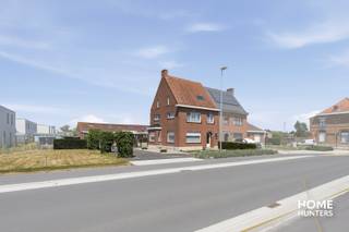 Bent u op zoek naar een woning met uitzonderlijk veel ruimte, zowel binnen als buiten in Ieper? Dan is deze halfopen bebouwing op een perceel van 919 m² ongetwijfeld een unieke opportuniteit. Dankzij de ruime woonvolumes en de indrukwekkende loods van meer dan 200 m² biedt deze eigendom tal van mogelijkheden voor zelfstandigen, hobbyisten of wie nood heeft aan extra opslagruimte.<br /><br />Via de ruime inkomhal komt u terecht in de lichtrijke leefruimte, gevolgd door een functionele leefkeuken. Aansluitend bevinden zich een praktische kelder, een technische ruimte en een douchekamer met toilet. Vanuit de woning is er een rechtstreekse doorgang naar de ruime loods, wat het geheel bijzonder praktisch maakt.<br /><br />Op de eerste verdieping vindt u een ruime nachthal, drie volwaardige slaapkamers en een badkamer uitgerust met een ligbad, lavabomeubel en toilet. Via een vaste trap bereikt u de zolderverdieping, waar zich momenteel een tweede nachthal en een vierde slaapkamer bevinden. Met een oppervlakte van maar liefst 45 m² biedt deze verdieping nog heel wat potentieel om verder in te richten naar eigen wensen.<br /><br />Buiten geniet u van een aangename tuin, een terras en een ruime koer die een vlotte toegang tot de loods mogelijk maakt.<br /><br />Troeven van deze woning:<br />✔ Perceel van 919 m²<br />✔ Halfopen bebouwing<br />✔ 4 volwaardige slaapkamers<br />✔ Loods van ruim 200 m²<br />✔ Ideaal voor zelfstandigen, hobbyisten of wie veel opslagruimte zoekt<br /><br />Een eigendom met bijzonder veel potentieel en mogelijkheden op een gunstige ligging in Ieper. Contacteer ons vandaag nog voor meer informatie of een bezoek!