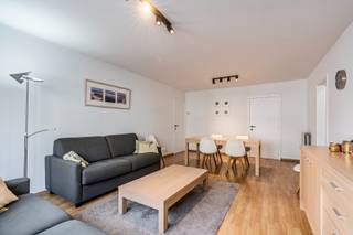 Op zoek naar een appartement op een toplocatie in Knokke? Met de Lippenslaan letterlijk om de hoek en winkels, restaurants en openbaar vervoer op wandelafstand, geniet u hier van alles wat het bruisende centrum te bieden heeft.<br /><br />Via de inkomhal met afzonderlijk gastentoilet bereikt u de lichtrijke woonkamer, met ruimte voor een gezellige zithoek en een eetgedeelte. De aparte, praktisch ingerichte keuken sluit hier mooi op aan. Verder beschikt het appartement over twee volwaardige slaapkamers, die tal van mogelijkheden bieden.<br /><br />Dankzij de centrale ligging en veelzijdige indeling is dit appartement ideaal als vaste woonst, tweede verblijf aan zee of interessante investering.<br /><br />Een mooie opportuniteit voor wie op zoek is naar een appartement op een gegeerde locatie in Knokke.