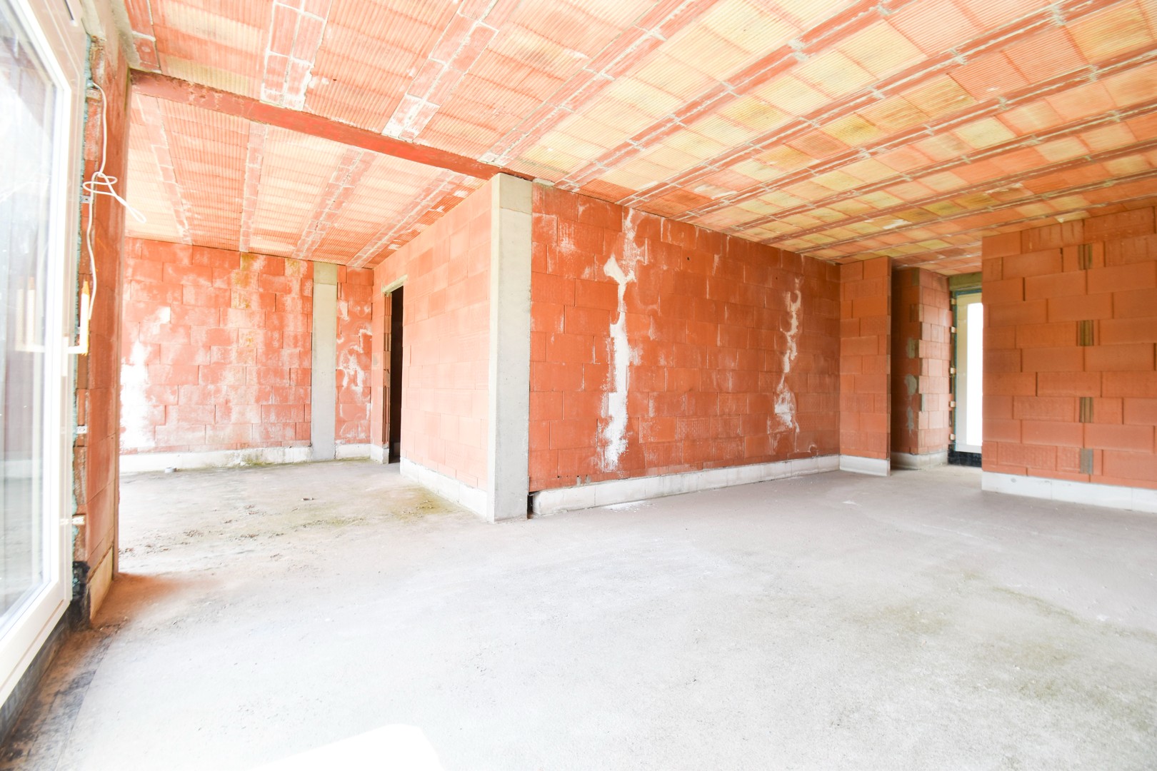 HALF-OPEN CASCO-WONING MET 3 SLPKS, INPANDIGE CARPORT EN ZUID-WEST GERICHTE TUIN - foto 5