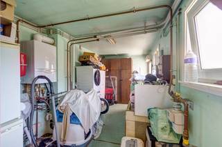 <p>Vragen? Neem contact op met noor.helsen@copandi.be of via +32 471 90 18 10.<br />Download ook zeker de inplantingsplannen en de documenten via onze website www.copandi.be<br /><br />Deze charmante woning is gelegen aan de Rijsbergdijk, een centrale locatie in Balen die vlot bereikbaar is via diverse verbindingswegen. De woning bevindt zich in een groene, rustige omgeving, op slechts een steenworp van het centrum van Balen.<br /></p><p><strong>Indeling – Gelijkvloers</strong><br />De woning verwelkomt u via een centrale inkomhal die toegang biedt tot zowel de leefruimte als de keuken. De ruime living is ingedeeld in een gezellige zit- en eethoek en geniet van veel natuurlijke lichtinval dankzij de grote raampartijen. De keuken is praktisch ingericht en sluit aan op een veranda met aangenaam zicht op de tuin. Achteraan bevindt zich de badkamer, voorzien van een douche en lavabomeubel. Verder zijn er een apart toilet en een ruime berging aanwezig.<br /></p><p><strong>Eerste verdieping</strong><br />Op de eerste verdieping bevinden zich drie slaapkamers van respectievelijk 12,1 m², 11,7 m² en 7,6 m², allen bereikbaar via een centrale nachthal. De kamers zijn functioneel ingericht en beschikken over voldoende lichtinval.<br /></p><p><strong>Tweede verdieping</strong><br />Via een vaste trap bereikt u de zolderverdieping, momenteel ingericht als royale zolderkamer van ca. 35 m². Deze ruimte biedt diverse mogelijkheden: als master bedroom, hobbyruimte of zelfs studio.<br /></p><p><strong>Tuin</strong><br />De diepe, volledig omheinde tuin van ca. 65 meter biedt een prachtig uitzicht op het achterliggende groen en zorgt voor optimale rust en privacy.<br /><br />Ben je op zoek naar een woning met veel ruimte, potentieel en flexibiliteit? Dan is Rijsbergdijk 6 in Balen zeker jouw bezoek waard.</p>