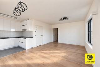 <p><span>Prachtig gerenoveerd BEN-appartement met 2 slaapkamers op toplocatie!</span><span><br /></span><span>Dit energetische gerenoveerd pareltje met EPC A+ ligt op de tweede (bovenste) verdieping van een kleinschalig en "future-proof" gebouw met oogstrelende gevel. Met een absolute topligging in een zopas heraangelegde wijk, op een boogscheut van het magnifieke Brilschanspark, kan je zowel genieten van een groene oase van rust alsook van de nabijheid van het bruisende Antwerpen. Ook winkels, scholen, horeca, sportfaciliteiten, invalswegen en openbaar vervoer vindt u op wandelafstand. Kortom, een geweldige kans ter eigen bewoning, maar ook voor wie op zoek is naar een zorgeloze investering met mooi rendement. </span></p><p><span><br /></span><span>Inkomhal, leefruimte, keuken & berging:</span></p><p><span>U betreedt het appartement via de aparte inkomhal met veiligheidsdeur. In de leefruimte accentueert de fenomenale natuurlijke lichtinval de sublieme afwerkingsgraad, wat de warme "Cortex-vloer", de oogstrelende open keuken en de alomtegenwoordige design verlichting nog meer in de verf zet. Bovendien geniet u in heel het appartement van vloerverwarming en -koeling. De moderne keuken op onderhoudsvriendelijke tegelvloer werd wonderwel geïntegreerd in de leefruimte en is voorzien van kwalitatieve toestellen (inductievuur, dampak, oven, microgolf, vaatwasser, koelkast en vriezer). Aanpalend ligt de praktische berging met inmaakkast. </span></p><p><span> </span></p><p><span>Slaapkamers, badkamer & toilet:</span></p><p><span>Beide slaapkamers (10 & 12,5m²) zijn voorzien van TV- en UTP aansluitingen, situeren zich aan de nog rustigere achterzijde van het gebouw en beschikken over elektrische rolluiken waardoor een goede nachtrust en 100% privacy gegarandeerd zijn. De stijlvolle badkamer met prachtige marmer-accenten omvat een grote inloop-/regendouche, dubbel wasmeubel met watervalkranen en bijhorende spiegelkast, handdoekradiator en toilet. Bijkomend is er ook een apart gastentoilet.</span></p><p><span> </span></p><p><span>Voortuin & (fiets)berging:</span><span><br />De voortuin omvat een afgebakend plekje waar de bewoners van het 1e en 2e verdiep gebruik van kunnen maken om te genieten van wat frisse buitenlucht, al dan niet vergezeld van een goed glas. Om de benen te strekken is een wandeling in het geweldige Brilschanspark een echte aanrader. De afgesloten (fiets)berging vormt zonder meer een enorme meerwaarde. </span></p><p><span><br /></span><span>Extra troeven:</span></p><p><span>- Mobiscore 9,3</span></p><p><span>- EPC A+ </span></p><p><span>- HR ramen </span></p><p><span>- Vloerverwarming en -koeling</span></p><p><span>- Warmtepomp</span></p><p><span>- Dak- en gevelisolatie </span></p><p><span>- Zonnepanelen</span></p><p><span>- Elektriciteit conform </span></p><p><span>- Asbestveilig</span></p><p><span>- Individuele meters</span></p><p><span>- Incl. designverlichting</span></p><p><span>- Fietsberging</span></p><p><span> </span></p>
