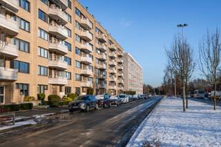 Prachtig dakappartement met panoramische terrassen in EkerenOntdek dit schitterende, instapklare dakappartement op een topligging in Ekeren, op wandelafstand van openbaar vervoer, winkels en scholen. Een ideale combinatie van comfort, ruimte en bereikbaarheid.Het appartement beschikt over twee uitzonderlijk grote terrassen, zowel aan de voor- als aan de achterzijde, waar u de hele dag door kan genieten van zonlicht en een adembenemend panoramisch uitzicht.De lichtrijke woonruimte is voorzien van een volledig uitgeruste, open keuken die naadloos geïntegreerd is in de leefruimte en alles biedt wat u van een moderne keuken mag verwachten. Verder is er een apart gastentoilet en een nette badkamer met douche en lavabo.Het appartement telt twee volwaardige slaapkamers, ideaal voor een koppel, een klein gezin of als combinatie van wonen en thuiswerken.In de prijs zijn een private kelderberging én een ondergrondse autostaanplaats inbegrepen.De gemeenschappelijke kosten bedragen €130 per maand, met een bijkomende kost van €50 per zes maanden voor de garage.Dit is een uitzonderlijk dakappartement waar comfort, licht en uitzicht samenkomen — een echte thuis waar u ongetwijfeld meteen verliefd op zal worden.Graag een bezoek inplannen?☎️ 0472 74 03 15✉️ wim@lefevervastgoed.beWeergegeven oppervlakte is overgenomen van het EPC - attest en louter indicatief.