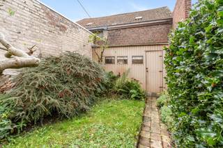 Maison mitoyenne en parfait état d'entretien située à proximité de toutes les commodités : A8, commerces, écoles, gare, etc. Elle se...