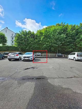 <p><span>Bevoorrechte locatie voor deze 3 openluchtparkeerplaatsen direct naast het Koninklijk Atheneum van Nijvel, op een paar minuten lopen van het stadscentrum en het treinstation. Ze bevinden zich naast elkaar in het gebied van Grand'Bailly, dat gemakkelijk toegankelijk is en wordt afgesloten door een barrière. Een ideaal alternatief om uw voertuig in de directe omgeving van alle voorzieningen te parkeren, of voor pendelaars die 's ochtends niet meer in cirkels willen gaan om een gratis plek te vinden voordat ze hun trein nemen. Een kans om te grijpen in een buurt waar parkeren vaak een hindernisbaan is en waar parkeerboetes snel een aanzienlijk maandelijks budget kunnen vormen. Aantrekkelijke investering voor investeerders: beheergemak, lage onderhouds- en renovatiekosten, vraag ondersteund door arbeiders of bewoners zonder parkeerplaats, gemakkelijke wederverkoop in een bloeiende stad. De 3 plaatsen worden momenteel verhuurd, maar kunnen met een opzegtermijn van 1 maand vrij zijn. Mogelijkheid om elke toonhoogte afzonderlijk te kopen: €10.000 / toonhoogte.</span></p>