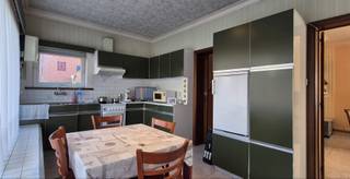 Op de hoek van de Torhoutsesteenweg en de Sint-Elooistraat staat deze vrijstaande modernistische woning uit 1962, vroeger een dagbladhandel. Ze ligt op een ruim perceel van 542 m², met een grote oprit en extra parkeerruimte.<br /><br />Binnen kom je in de inkomhal die uitgeeft op een ruime leefruimte, de keuken met berging en een grote garage met toilet. De voormalige winkelruimte werd ingericht als extra salon, maar kan evengoed dienen als bureau, praktijkruimte of bijkomende slaapkamer.<br /><br />Op de eerste verdieping zijn er drie volwaardige slaapkamers (waarvan twee met balkon en nieuwe PVC-ramen) en een ruime badkamer.<br /><br />De woning kan een opfrisbeurt gebruiken, maar net dat maakt ze interessant. Dankzij de grootte van het huis, het grote perceel, de combinatie wonen/handel en de ligging vlak bij het centrum van Zedelgem ‘De Leeuw’ zijn de mogelijkheden hier bijzonder ruim.<br /><br />Een plek met veel ruimte, karakter en toekomst. Ontdek het zelf.