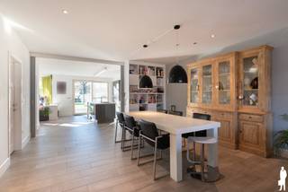 <strong><strong>Huurprijs: 1.750 EUR per maand<br />Kosten plaatsbeschrijving zijn 50/50 te delen door huurder en verhuurder<br />Huurwaarborg = 3 maanden huur<br />Beschikbaar: 01/11/2026<br /></strong></strong>
<p><strong>BEZOEK AANVRAGEN EN KANDIDAAT STELLEN VIA ONZE WEBSITE: www.deboerenpartners.be</strong><br />Indien u een bezoek wenst aan te vragen aan dit eigendom te huur, dan kan dit enkel via het aanvraagformulier op onze website. U zoekt het betreffende eigendom onder ons 'aanbod te huur', en klikt daarna bovenaan op 'bezoek inplannen'.<br />Daarna doorloopt u alle stappen en vult u de gevraagde gegevens in. Wij behandelen uw aanvraag binnen de 2 werkdagen en contacteren u daarna. Omwille van het grote aantal aanvragen, worden verzoeken via Immoweb, Immoscoop of Spotto niet behandeld.<br /><br /><span>Beschrijving van de woning:</span></p>
Deze instapklare energiezuinige HOB is gelegen op een perceel van 635 m² en combineert ruimte, comfort en een uitstekende ligging in het hart van Oud-Turnhout. Dankzij de zuidwestelijke oriëntatie geniet u de hele dag door van een aangename lichtinval, zowel binnen als buiten.<br /><br />
<div>Bij het betreden van de woning komt u binnen in een ruime inkomhal met vestiaire en gastentoilet. Van hieruit heeft u toegang tot de lichtrijke leefruimte, die dankzij de grote raampartijen een open en aangenaam gevoel creëert. Aansluitend bevindt zich de ruime open keuken, die volledig uitgerust is met kwalitatieve inbouwtoestellen, waaronder een groot gasvuur, twee ovens, een stoomoven, een combi-oven, een vaatwasser en een ingebouwde koelkast. Naast de keuken bevindt zich een praktische berging met extra opbergruimte.</div>
<br />Via de zij-ingang bereikt u een tweede vestiaire en een afzonderlijke douchekamer, wat zorgt voor extra comfort en gebruiksgemak.<br /><br />
<div>Op de eerste verdieping bevinden zich drie volwaardige slaapkamers en twee badkamers. De ruime hoofdslaapkamer beschikt over een ensuite dressing en een stijlvolle badkamer uitgerust met een ligbad, inloopdouche en dubbele lavabo. De tweede badkamer is voorzien van een inloopdouche, toilet en lavabo.</div>
<br />
<div>De tweede verdieping omvat een grote, volledig afgewerkte en multifunctionele zolderruimte. Deze kan perfect dienen als slaapkamer, hobbyruimte, speelkamer, bureau of extra opslagruimte. Hier bevindt zich tevens de technische ruimte.</div>
<br />
<div>Buiten geniet u van een volledig omheinde tuin met een gunstige zuidwestelijke oriëntatie. Dankzij de rustige ligging en de ruime perceeloppervlakte is dit de ideale plaats om te ontspannen en te genieten van het buitenleven.<br /><br />
<div>De woning bevindt zich op een centrale doch rustige locatie nabij winkels, scholen, openbaar vervoer en belangrijke invalswegen. Bovendien zijn Turnhout, Antwerpen en Eindhoven vlot bereikbaar.</div>
</div>
<br /><span>Bijzonderheden: </span><br />- Energiezuinige woning (EPC label A)<br />- Zonnepanelen<br />- Ventillatiesysteem D<br />- Alarmsysteem<br />- Regenwaterrecuperatie <br />- Zuid-West georiënteerde tuin<br /><span>- Gunstige ligging: Centrum van Oud-Turnhout met goede verbinding naar Turnhout - Antwerpen - Eindhoven</span>