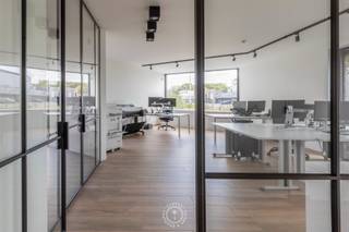 Zeer interessant en<strong> multifunctioneel gebouw </strong>met <strong>verhuurd bovenliggend appartement</strong>, kwalitatieve afwerking en uitzonderlijk energiezuinig karakter.<br />Op een welgelegen en bijzonder zichtbare locatie langs de Lokerse Baan in Belsele vinden we dit <strong>eigentijdse kantoorgebouw</strong> met bovenliggend,<br />momenteel <strong>verhuurd 2 slaapkamer appartement </strong>en <strong>4 autostaanplaatsen</strong>.<br />Een bijzonder veelzijdig eigendom dat professionele uitstraling, wooncomfort, energiezuinigheid en investeringspotentieel op een mooie manier combineert.<br />Het gebouw werd opgericht in <strong>2017</strong> en valt onmiddellijk op door zijn moderne, strakke maar tegelijk speelse en warme architectuur.<br />De kwalitatieve materialen, het uitgekiende maatwerk en de hedendaagse technieken zorgen voor een aangename en representatieve omgeving,<br />zowel voor professioneel gebruik als voor bewoning.<br />Bij het betreden van het pand wordt meteen de praktische indeling duidelijk.<br />Op het gelijkvloers bevindt zich een aparte inkom voor de handels-/kantoorruimte en het bovenliggende appartement,<br />waardoor beide functies <strong>onafhankelijk van elkaar </strong>kunnen functioneren.<br />Dit maakt het eigendom bijzonder interessant voor wie <strong>wonen en werken </strong>wil combineren, maar evengoed voor een investeerder of ondernemer die op zoek is naar een multifunctioneel pand.<br />Een absolute troef is de <strong>volledig onderkelderde verdieping</strong>. Dankzij de aanwezigheid van lichtstraat met daglicht is deze ruimte veel meer dan een klassieke kelder en leent ze zich uitstekend voor tal van doeleinden.<br />Afhankelijk van de activiteit kan deze polyvalente oppervlakte dienstdoen als extra werkruimte, vergaderruimte, showroom, opslag, archief, praktijkruimte, hobbyruimte of andere ondersteunende functie. <br /><br />Ook op energetisch vlak onderscheidt dit pand zich. Met een <strong>E-peil 50</strong> beschikt het gebouw over een zeer gunstig energetisch profiel. Dit is mede te danken aan de goed geïsoleerde gebouwschil, de aanwezigheid van zonnepanelen en de toepassing van een <strong>geothermische warmtepomp</strong>. Deze duurzame installatie staat in voor zowel vloerverwarming als vloerkoeling, waardoor het gebouw het hele jaar door een aangenaam binnenklimaat biedt met een efficiënte energiehuishouding.<br /><br />Het bovenliggende appartement vormt bovendien een interessante aanvullende troef. Het is momenteel verhuurd aan € 900 per maand, inclusief kosten,<br />waardoor het pand naast zijn functionele en commerciële mogelijkheden ook meteen een actuele huuropbrengst genereert.<br /><br /><strong>Interessante combinatie van werken, wonen en investeren</strong><br />Een uitzonderlijk veelzijdig en kwalitatief eigendom voor ondernemers, vrije beroepers, investeerders of wie op zoek is naar een combinatie van professionele ruimte en residentieel rendement. De combinatie van de zichtlocatie, de polyvalente indeling, de kwalitatieve afwerking en de duurzame technieken maakt van dit pand een eigendom met een bijzonder breed gebruikspotentieel.<br /><br />Kortom aarzel niet om een afspraak te maken voor een bezoek via vastgoed@claves.be of het nummer 03/5029874