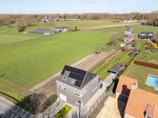 Bezoekmoment reeds volzet<br /><br />Vandaag nemen we je mee naar deze moderne halfopen bebouwing gelegen in een groene omgeving te Ruisbroek. Ideaal voor koppels of gezinnen die op zoek zijn naar een ruime, instapklare woning.<br /><br />Deze woning combineert ruimte en licht, met een uitstekende ligging, tussen Antwerpen en Brussel en toch omgeven door groen.<br /><br />We komen binnen in de ruime inkomhal, voorzien van een vestiaire en gastentoilet. Verder lopen we door naar de ruime open leefruimte met een aangename eetplaats waar licht en zicht op de tuin centraal staan. Aansluitend bevindt zich de volledig geïnstalleerde keuken. Heel praktisch is de berging met maatkasten aan de keuken met daar achter nog een ruime garage.<br /><br />Op de eerste verdieping bevinden zich drie ruime slaapkamers, een bureauruimte en een dressing, allen voorzien van screens. Verder is er een badkamer met dubbele lavabo, douche, ligbad en toilet.<br /><br />De vierde slaapkamer en eventueel vijfde kunnen gecreëerd worden op de zolder of je kan deze ruimte ook voor andere doeleinden gebruiken. Tevens is er ook een technische ruimte op de zolder.<br /><br />De tuin is een waar paradijs, opgedeeld in verschillende gezellige plekjes zoals het terras met zonneluifel, de tuin zelf en een serre die dient als veranda.<br /><br />Dankzij de carport en ruime oprit beschik je over voldoende parkeermogelijkheden.<br /><br />Heb je interesse in deze prachtige woning?<br />Neem gerust contact op via yordi@julimmo.be of 0473 76 18 07.