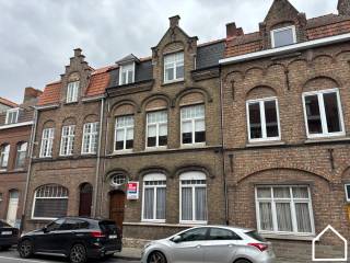 Charmante burgerwoning met 4 ruime slaapkamers en zonnige stadstuin<br /><br />https://youtube.com/shorts/LZvnh0xXeSI<br /><br />Op slechts 700 meter van de Grote Markt bevindt zich deze te renoveren/moderniseren burgerwoning met veel potentieel.<br /><br />Indeling:<br /><br />Gelijkvloers:<br />Aangenaam inkomportaal met open traphal. Lichtrijke leefruimte met zicht op en toegang tot de zonnige stadstuin. Aansluitend bevindt zich de keukenruimte (11 m²) met toegang tot een droge kelder. Verder is er een gelijkvloerse badkamer met apart toilet. Naast de badkamer is er een berging (8 m²) met uitbreidingsmogelijkheden.<br /><br />Eerste verdieping:<br />Twee ruime slaapkamers (28 m² en 17 m²).<br /><br />Tweede verdieping:<br />Zelfde indeling als de eerste verdieping, opnieuw met twee ruime slaapkamers.<br /><br />Zolder:<br />Via een zolderluik bereik je een ruime bergzolder (36 m²). Het dak werd recent vernieuwd en geïsoleerd in 2010.<br /><br />Troeven:<br /><br />- Centrale ligging nabij centrum, winkels, scholen en station<br />- Dak vernieuwd en geïsoleerd in 2010<br />- Karaktervolle lichtrijke woning<br />- Gezellig, zuidgericht stadstuintje<br />- Authentieke elementen behouden<br /><br />Kortom: een centraal gelegen woning met veel karakter en potentieel, ideaal voor wie graag de handen uit de mouwen steekt.