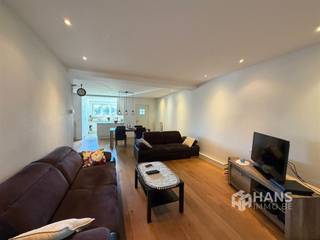 <p><span>Instapklaar appartement (87 m²) met 2 slaapkamers in Kapellen.</span></p><p><span> </span></p><p><span>De ligging nabij het dorpscentrum van Kapellen zorgt voor een vlotte bereikbaarheid en uitstekende verbindingen. Het openbaar vervoer is goed vertegenwoordigd en het station van Kapellen bereik je gemakkelijk te voet of met de fiets. Bovendien profiteer je van een snelle aansluiting op de A12. In de nabije omgeving vind je ook heel wat winkels en gezellige horecazaken, zodat je alles binnen handbereik hebt.</span></p><p><span> </span></p><p><span>Het appartement bevindt zich op de tweede verdieping van een kleinschalig gebouw van 2 hoog, waarvan het dak geïsoleerd is. De elektriciteit is conform.</span></p><p><span> </span></p><p><span>Binnenin geniet je van een praktische indeling. Achteraan bevindt zich de woonkamer (37 m²) met aansluitend de aparte keuken (5 m²) met basisuitrusting en aparte berging. Vooraan bevinden zich de twee slaapkamers (8 m² en 14 m²). Verder beschikt het appartement nog over een badkamer (7 m²) met douche in bad , lavabomeubel en toilet.</span></p><p><span> </span></p><p><span>Ben je op zoek naar een betaalbaar appartement op een goede locatie? Mis deze kans niet!</span></p><p><span> </span></p><p><span>Bewoonbare opp.87m² ref.: bruto vloeropp. Voor meer info of een gratis schatting surf naar </span><span><span>www.hansimmo.be</span></span></p><p><span> </span></p><p><span> </span></p>
