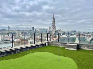 <p>Super exclusieve, gemeubelde en smaakvol ingerichte penthouse, met golf putting green op het imposante terras van 130 m², ideaal gelegen op een AAA-locatie! Dit uitzonderlijke eigendom, opgeleverd in 2014, met een netto bebouwde oppervlakte van 225 m² inclusief terras, bevindt zich op de zevende verdieping in de perfect onderhouden en trendy residentie “Brussels Square” ingedeeld als volgt: een inkomhal met gastentoilet en inbouw vestiairekast, een majestueuze en gezellige woonkamer met een totaal ingerichte Amerikaanse keuken die toegang geeft tot het riante zonneterras, een nachthal, twee volwaardige slaapkamers waarvan één met private dressing en twee badkamers met een tweede toilet. Uitzonderlijke ligging: Pal gelegen in het hartje van onze Europese hoofdstad, op enkele stappen van de Grote Markt, het Manhattan Center, de Nieuwstraat, de Dansaertwijk met zijn stijlvolle boetiekjes en nabij metro station Brouckère. Na een drukke werkdag herbronnen op de putting green met uniek zicht op de Brusselse skyline? Aankoop via erfpacht: het biedt de kans om vastgoed op toplocaties goedkoper aan te kopen en daar bovenop geniet u van het fiscale voordeel. Contacteer Frederik vrijblijvend voor meer informatie of een eerste bezoek: +32 498 476 221 / frederik@immo-time.be.</p>