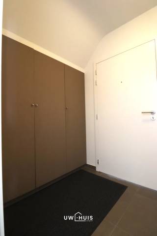 Bent u op zoek naar een ruim duplex appartement met 3 slaapkamers, 2 badkamers, een zonnig terras én een inpandige garage? Lees en kijk dan snel...