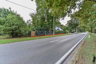 <p><strong>Interessante bouwgrond voor een vrijstaande eengezinswoning te Boortmeerbeek.</strong></p>
<p>Mooi perceel bouwgrond met een perceeloppervlakte van <strong>1.084 m²</strong> centraal gelegen langs de Molenheidebaan in Boortmeerbeek.<br />Het perceel biedt een mooie opportuniteit voor het realiseren van een ruime vrijstaande woning, nabij het centrum van Schiplaken, met een aangename tuinzone.</p>
<p>Volgens de geldende stedenbouwkundige voorschriften kan hier een woning worden opgericht met een <strong>maximale bouwbreedte van 17,5 m</strong> en een maximale <strong>bouwdiepte van 15 m</strong>. Er is voorzien in een woning met hellend dak of plat dak en een <strong>maximale kroonlijsthoogte van 6,5 m</strong>.</p>
<p>Met een <strong>perceeldiepte van ca. 42,5 m</strong> en een <strong>straatbreedte van ca. 25,5 m</strong> geniet u hier van een mooie verhouding tussen woning en tuin.<br />Deze bouwgrond vormt dan ook de ideale basis om uw droomwoning te realiseren, en dit op een gunstige ligging vlak bij oprit autostrade en Blosodomein Hofstade, winkels en openbaar vervoer.</p>
<p>Voor meer informatie of een afspraak kan u contact opnemen met onze vastgoedverantwoordelijke via 016/41 51 51 of via <span>keerbergen@deboerenpartners.be.</span></p>