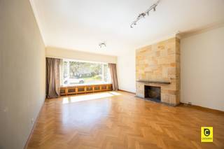 <p><span>Charmant en lichtrijk gelijkvloers appartement met grote tuin in Wilrijk!</span></p><p><span>Op zoek naar een karaktervol appartement met een uitzonderlijke zonnige buitenruimte? Dit gelijkvloers 1-slaapkamerappartement aan de Ringlaan 73 in Wilrijk combineert authenticiteit, warmte en licht op een unieke manier een plek waar je je meteen thuis voelt.</span></p><p><span>Locatie: </span></p><p><span>Het appartement geniet van een uitstekende ligging in Wilrijk. De Ringlaan bevindt zich op een centrale locatie met vlotte verbinding naar Antwerpen, de A12 en de Antwerpse Ring. In de directe omgeving vindt u tal van winkels, supermarkten, scholen, openbaar vervoer en sportfaciliteiten. Bovendien liggen ook Park Den Brandt, Park Middelheim en het Nachtegalenpark op korte afstand, ideaal voor ontspanning en wandelingen in het groen. </span></p><p><span>Indeling:</span></p><p><span>Bij het betreden van het appartement kom je binnen in een uitnodigende inkomhal. De stijlvolle dambordtegel zet meteen de toon en vormt een elegante leidraad doorheen de woning.</span></p><p><span>Aan de linkerkant bereik je via een dubbele deur de lichtrijke leefruimte. Hier zorgen het prachtige visgraatparket en de brede raampartijen voor een warme, tijdloze uitstraling en een overvloed aan natuurlijk licht. Een ideale plek om tot rust te komen of gasten te ontvangen in een gezellige setting.</span></p><p><span>Achteraan bevindt zich de uitzonderlijk ruime slaapkamer van maar liefst 21 m². Deze kamer biedt meer dan voldoende plaats voor een groot bed, dressingkasten en eventueel een werkhoek. Bovendien is de slaapkamer uitgerust met automatische rolluiken, wat zorgt voor extra comfort, privacy en een goede nachtrust.</span></p><p><span>Naast de slaapkamer ligt de volledig geïnstalleerde keuken, afgewerkt met een duurzaam granieten werkblad en voorzien van alle hedendaagse toestellen (spoelbak, inductiekookplaat, combi oven, vaatwasser en veel opbergruimte). Vanuit de keuken heb je directe toegang tot de prachtige zonnige tuin van ca. 80 m². Dankzij de beperkte inkijk geniet je hier in alle rust en privacy. Denk aan lange zomeravonden, gezellige diners buiten of een rustige ochtendkoffie in het groen, de perfecte verlenging van je leefruimte.</span></p><p><span>Verder beschikt het appartement over een badkamer met authentieke, karaktervolle tegels, uitgerust met ligbad, douche en lavabo (met renovatiemogelijkheden naar eigen smaak). Daarnaast is er nog een apart toilet en een praktische vestiairekast.</span></p><h3><span>Extra troeven van deze woning:</span></h3><ul><li><span>Gunstig EPC (label C) </span></li><li><span>Elektriciteit conform </span></li><li><span>Authentieke elementen en veel lichtinval </span></li><li><span>Ruime slaapkamer </span></li><li><span>Grote tuin (ca. 80 m²) met veel privacy </span></li><li><span>Dubbele beglazing (hoogrendement PVC) </span></li><li><span>Mogelijkheid tot huren van garagebox op wandelafstand (ca. 150 m) </span></li><li><span>Kelderberging aanwezig</span></li></ul><p><span> </span></p><p><span>Dit instapklare appartement combineert ruimte, licht en een praktische indeling met een uitstekende bereikbaarheid. De perfecte match voor wie op zoek is naar wooncomfort op een strategische locatie.</span></p><p><span> </span></p>