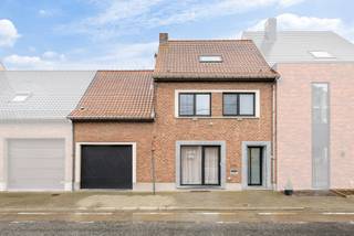 <p>Deze hedendaagse, energiezuinige gezinswoning biedt een unieke combinatie in comfort en moderne afwerking. Dankzij het recente renovatieproject geniet de woning van een frisse, eigentijdse uitstraling en een bijzonder gunstig energieverbruik. De leefruimtes zijn licht en aangenaam, met een logische indeling die perfect aansluit bij de noden van een modern gezin. Met vier volwaardige slaapkamers en een aparte praktijkruimte of bureau is er plaats genoeg voor zowel werk als ontspanning.</p>
<p>De woning beschikt over een volledig onderkelderde structuur, wat extra bergruimte biedt. De nieuwe ramen zorgen voor een strakke look en dragen bij aan het hoge wooncomfort. Buiten vindt u een onderhoudsvriendelijke tuin met terras en zwembad, ideaal om te genieten tijdens warme dagen. Dankzij de zonnige oriëntatie en de aanwezigheid van zonnepanelen blijft het energieverbruik bijzonder laag, wat deze woning extra aantrekkelijk maakt.</p>
<p></p>
<p><span>TROEVEN: </span></p>
<p>* EPC B-label !</p>
<p>* Zonnepanelen</p>
<p>* Elektriciteit conform</p>
<p>* Laadpaal aanwezig</p>
<p>*Vier slaapkamers + bureau/praktijkruimte</p>
<p>* Nieuwe ramen</p>
<p>* Volledig onderkelderd<br />*inpandige studiokamer boven de garage</p>
<p></p>
<p>Voor meer info of een bezoek: Contacteer Roxanne op het nummer: 09 232 21 50 of per mail: roxanne@cornelis-partners.be</p>