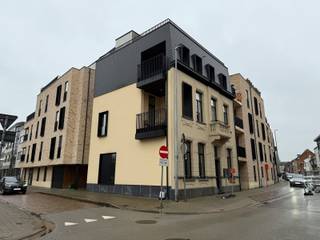 Centraal gelegen energiezuinig appartement met twee slaapkamers en ondergrondse autostaanplaats.<br /><br />Indeling en omschrijving:<br /><span>Aparte inkomhal met gastentoilet en aansluitend de nachthal. </span><span>Aan de rechterzijde van het appartement bevindt zich de leefruimte. Deze heeft een open en zeer ruim gevoel door de vele raampartijen. De open keuken met aansluitend de berging bevindt zich aan de linkerkant van de leefruimte. De keuken is volledig geïnstalleerd met boven en onderkasten, spoelbak, kookplaat, dampkap, vaatwasser, koelkast, diepvriezer en oven. Het terras, de zit- eet- en bureauhoek bevinden zich aan de rechterkant. Het terras is zuidwestelijk georiënteerd.</span><br /><span>Aan de linkerkant van het appartement heeft u vanuit de nachthal toegang tot de twee slaapkamers en de badkamer. De badkamer is voorzien van een handdoekdroger, douche en dubbele lavabo met meubel. Autostaanplaats beschikbaar in het ondergrondse complex. <br /><br /></span><span>Extra info: geen verdere gemeenschappelijke kosten I EPC 40 kWh / (m² jaar) label A I watertoets: P-score: D I G-score: D.</span>