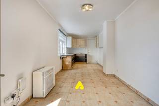Dit appartement op de gelijkvloerse verdieping van Residentie Lavandou bevindt zich op een absolute toplocatie in het centrum van De Panne, vlakbij de markt.<br />Het pand dient gerenoveerd te worden, waardoor u de volledige vrijheid heeft om het naar uw eigen hand te zetten. <br /><br />Het appartement beschikt over een lichtrijke leefruimte met een open keuken, 1 comfortabele slaapkamer met een aanpalende badkamer, uitgerust met een inloopdouche, een lavabomeubel en een toilet.<br /><br />Dit appartement kan dienen als 2de verblijf of investering om te verhuren.<br />Tal van mogelijkheden!<br /><br /><strong>TROEVEN :</strong>
<ul>
	<li>Lage syndicuskosten</li>
	<li>Nabij de markt van De Panne</li>
	<li>Kleinschalige residentie</li>
</ul>
<em>Let op: de foto’s met een sterretje rechtsonder zijn AI-gegenereerd om een beter beeld te geven van de mogelijke inrichting.</em>