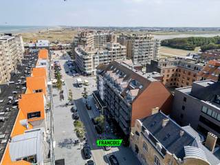 Ben je op zoek naar een unieke kans om een winkelpand te kopen op een toplocatie? Dan is dit jouw kans! Dit aantrekkelijke en goed onderhouden pand is ideaal voor ondernemers die willen investeren in een winkel, kantoor, of andere commerciële doeleinden.<br /><br /> <br /><br />Kenmerken van het pand<br /><br />Locatie: Lombardsijdestraat – gelegen in een drukbezochte omgeving met veel voetgangersverkeer en naast de nieuwe Dienst van Toerisme. Ideaal voor zichtbaarheid en klanten aantrekkelijkheid. <br /><br />Oppervlakte: 155m met een efficiënte indeling die veel mogelijkheden biedt voor diverse bedrijfsactiviteiten. Daarnaast is er ook de mogelijkheid tot uitbreiden naar 185m met een terrasaanbouw.<br /><br />Indeling: inkom op het gelijkvloers met twee winkel verdiepen achteraan.<br /><br />Met berging en apart toilet<br /><br />Voorzieningen: grote etalage, opslagruimte, toilet, keuken.<br /><br /> <br /><br />Dit pand biedt een uitstekende kans voor zowel investeerders als ondernemers. Interesse? Neem contact op voor meer informatie of een bezichtiging!