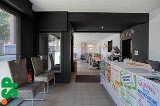 <strong>Handelspand 148m² met gerenoveerd appartement 151m².<br /><br /></strong>Indeling handelszaak: een ruime eetplaats met tal van natuurlijk lichtinval en zitplaats voor +- 40 personen, een grote werkbank/toog, twee gerenoveerde toiletten (M/V), een perfect onderhouden keuken met achterliggend twee koelcellen en extra stockageruimte.<br />Indeling appartement 1e verdiep: ruime traphal, leef- een eetruimte met toegang tot het terras, keuken, gastentoilet, zeer ruime badkamer met wasmachien aansluitingen, drie slaapkamers waarvan één met ingemaakte kasten en één met een ensuite (extra) badkamer.<br /><br />Het gebouw is doorheen de jaren gerenoveerd en begeeft zich in zeer goede staat.<br />Dit handelspand ligt op een uitstekende commerciële ligging, midden in het levendige dorpscentrum. Dankzij de centrale locatie geniet je van een constante stroom voorbijgangers, scholieren, werknemers, .... In de directe omgeving vind je voldoende parkeergelegenheid, wat zorgt voor een vlotte bereikbaarheid en een hoge zichtbaarheid.<br /><br />EPC: Label C.<br /><br />Extra troeven: <br />- Verwarming op gas en airco's zowel op het gelijkvloers als de 1e verdieping<br />- Dubbele beglazing (pvc) van 2011<br />- Groot appartement boven de zaak<br />- Overname mogelijk<br /><br />Wenst u graag meer info of een bezoek? Contacteer IMMO SP op het nummer 014/51.95.00 of via caro@immosp.be