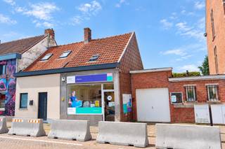 Instapklaar handelspand (kantoor, praktijk of winkel) van 85 m², op een goede locatie te centrum Borsbeek. Bestaande uit handelsruimte met veel lichtinval, bureau, kitchenette, berging en toilet. Op verdieping 1 (mezzanine) is er nog een extra bureau of opbergruimte. Voorts beschikt het eigendom over een mooie tuin met ideale zuid - oost oriëntatie. Centrale verwarming op aardgas. In de onmiddellijke omgeving zijn er 2 openbare parkings. Beschikbaarheid overeen te komen. EPC: F-label (Renovatieverplichting van toepassing).