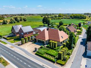 Deze eigendom wordt aangeboden via Pre-sale. De vermelde prijs is een instelprijs. Wil je een afspraak vastleggen of wens je meer info omtrent deze koopmethode, neem dan contact op met de dossierverantwoordelijke Mathias Lauwyck via 0472 18 39 90 of mathias.lauwyck@dewaele.com!<br /><br />Op een residentiële locatie in Torhout, vlakbij het Kasteel van Wijnendale en het omliggende bos, vinden we deze uitzonderlijk ruime en tijdloze villa. De combinatie van 422 m² bewoonbare oppervlakte, een perceel van maar liefst 1105 m² en prachtige landelijke verzichten maakt van deze woning een bijzonder geheel. Vanaf het eerste moment valt het royale ruimtegevoel op, waarbij de grote raampartijen zorgen voor een overvloed aan natuurlijk licht en het prachtige landschap rondom de woning voortdurend naar binnen brengen.<br /><br />Een bijzonder sterke troef is de afzonderlijke bureauruimte/kantoorruimte met een eigen ingang. Hierdoor kan professioneel gebruik perfect worden gecombineerd met wonen, zonder dat beide functies elkaar hoeven te kruisen.<br /><br />De ruimte leent zich uitstekend als praktijkruimte, kantoor, atelier of professionele ontvangstruimte. Ook voor wie vandaag van thuis uit werkt en nood heeft aan een volwaardige, afgescheiden werkplek biedt deze villa een bijzonder interessante oplossing.<br /><br />Daarnaast zorgt ook de prachtig aangelegde tuin voor een stijlvol verlengstuk van de villa met sfeervolle verlichting en een elegante vijver als absolute blikvangers.<br /><br />Tot slot zorgen de ruime oprit en dubbele carport voor een bijzonder praktische parkeervoorziening, met meer dan voldoende plaats voor meerdere wagens aan de woning.<br /><br />Wens je meer info of een bezoek? Aarzel dan niet en neem snel contact op met Mathias via 0472 18 39 90 of mathias.lauwyck@dewaele.com en wie weet is deze unieke villa binnenkort van jou!<br /><br />De eigendom wordt aangeboden via de Pre-sale formule. Op 03/10/2026 tussen 10:00 en 12:00 kan u de woning op afspraak komen bezichtigen en een bod uitbrengen. De vermelde prijs is een instelprijs. Voor meer info, gelieve contact op te nemen met de dossierverantwoordelijke.<br /><br />Bestuursmaatregelen in het maatregelenregister: nee